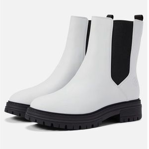 Cole Haan White Waterproof Chelsea Boot in size 7